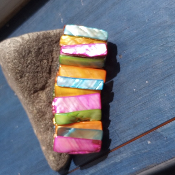 Festive multicolored dyed shell stretch bracelet - Picture 2 of 4